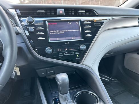 Certified 2020 Toyota Camry SE image 11