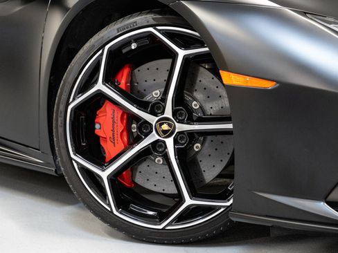 Used 2020 Lamborghini Huracan EVO image 3