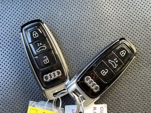 Used 2019 Audi e-tron Prestige w/ Prestige Package image 21