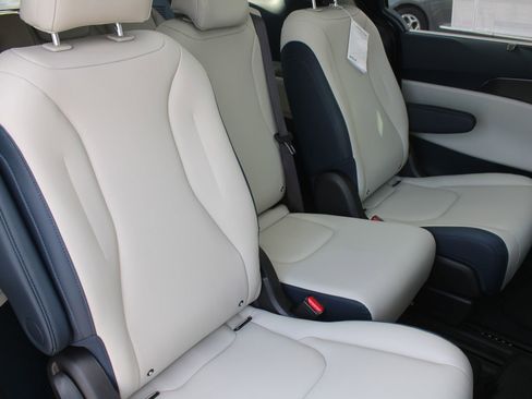 New 2026 Kia Carnival SX image 7