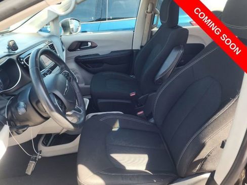 Used 2022 Chrysler Voyager LX FWD image 7