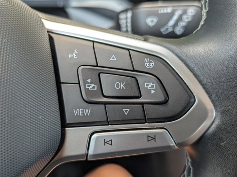 Used 2022 Volkswagen Taos SEL w/ Panoramic Sunroof Package FWD image 34