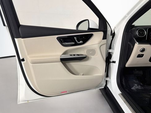 Used 2024 Mercedes-Benz GLC 300 image 21