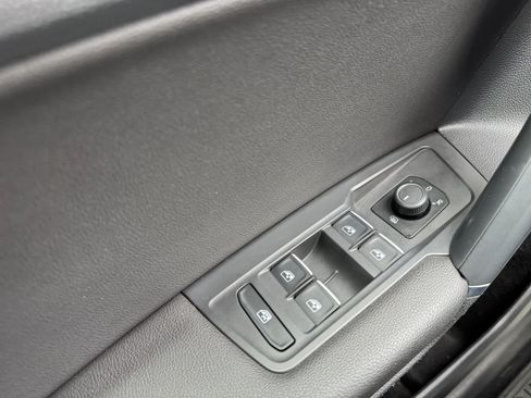 Used 2018 Volkswagen Tiguan SEL AWD/4WD image 13