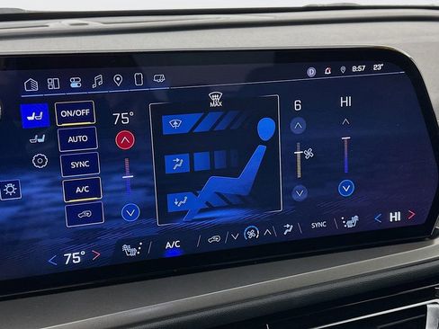 Used 2025 Chevrolet Traverse LT image 22