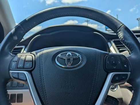 Used 2017 Toyota Highlander XLE AWD/4WD image 27