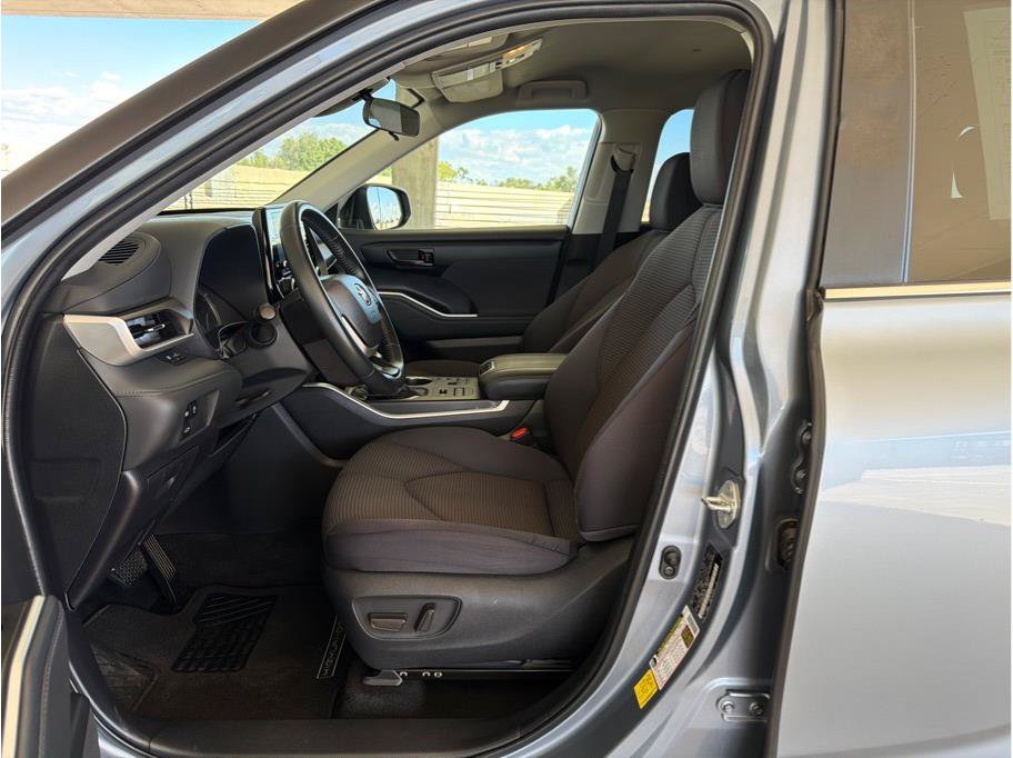 Used 2023 Toyota Highlander LE AWD/4WD image 10