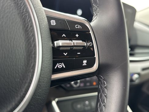 Used 2025 Kia Carnival EX image 20