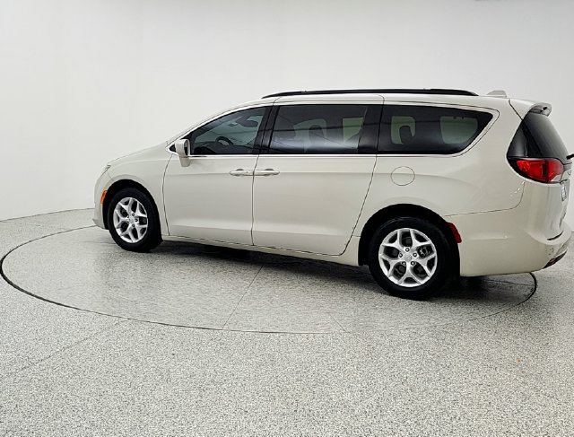 Used 2017 Chrysler Pacifica Touring-L w/ Tire & Wheel Group FWD image 7