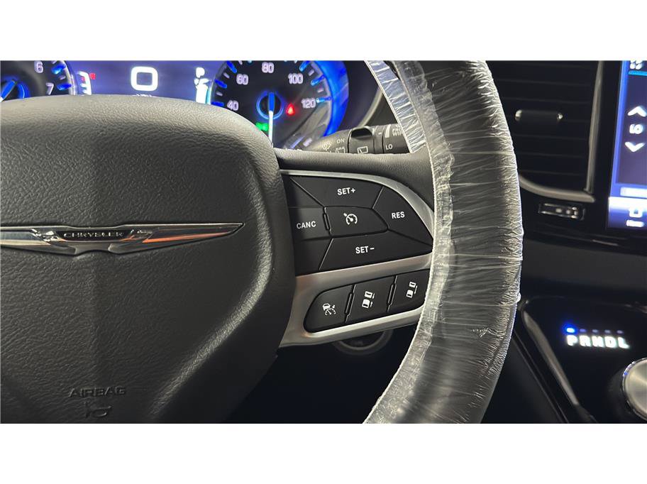Used 2025 Chrysler Pacifica Select FWD image 36