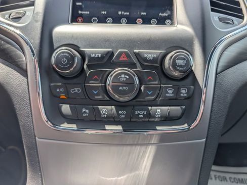Used 2021 Jeep Grand Cherokee Laredo w/ Security & Convenience Group AWD/4WD image 24