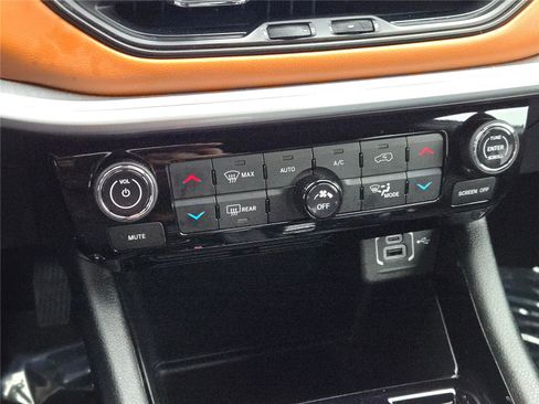 Certified 2024 Jeep Compass Limited image 31