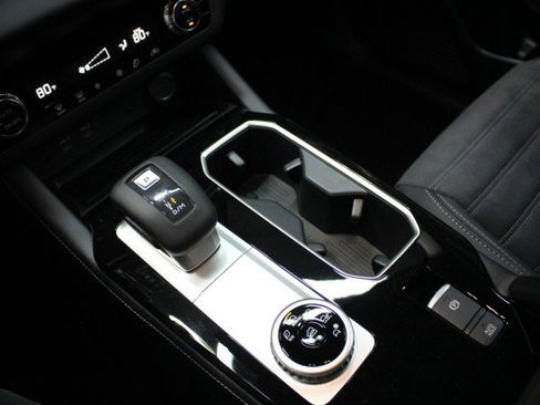 New 2025 Mitsubishi Outlander SE image 16