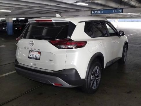 Used 2023 Nissan Rogue SV FWD image 2