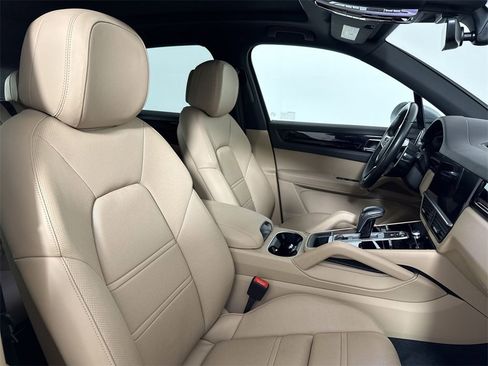 Certified 2023 Porsche Cayenne Platinum Edition image 24