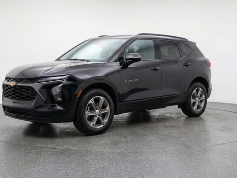 Used 2025 Chevrolet Blazer LT FWD image 3