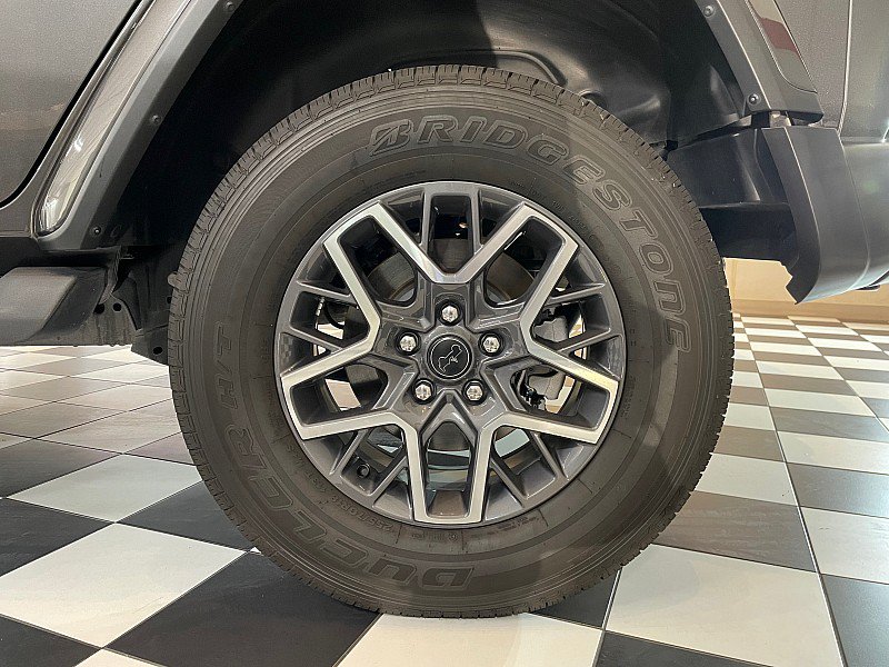 Used 2025 Jeep Wrangler Unlimited Sahara AWD/4WD image 7