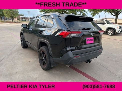 Used 2021 Toyota RAV4 LE image 8
