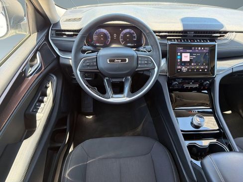 Used 2023 Jeep Grand Cherokee Laredo w/ Luxury Tech Group I AWD/4WD image 27