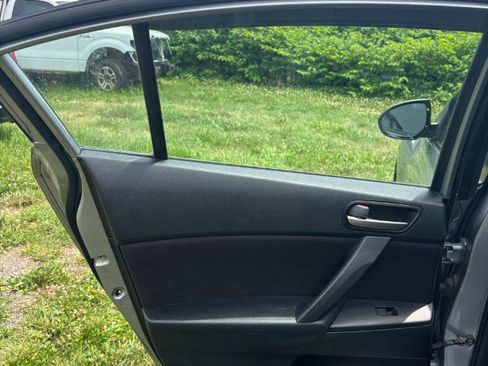 Used 2013 MAZDA MAZDA3 i Sport FWD image 22