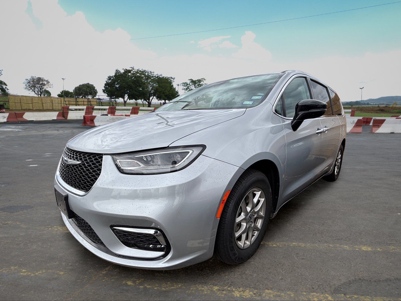 Used 2024 Chrysler Pacifica Touring-L FWD image 5