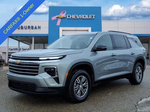 Used 2025 Chevrolet Traverse LT image 1