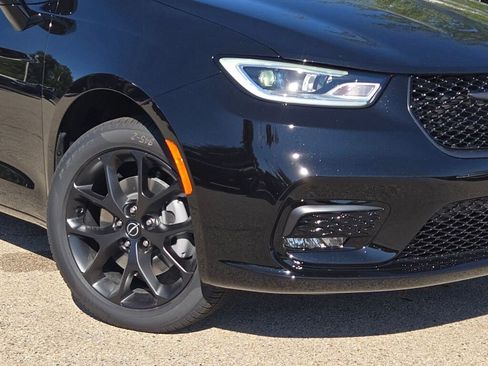 New 2026 Chrysler Pacifica Limited w/ S Appearance Package image 3