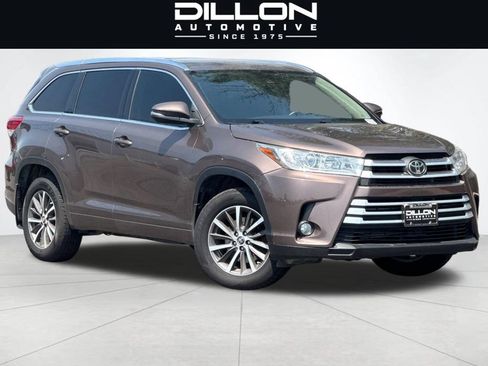 Used 2018 Toyota Highlander XLE AWD/4WD image 1