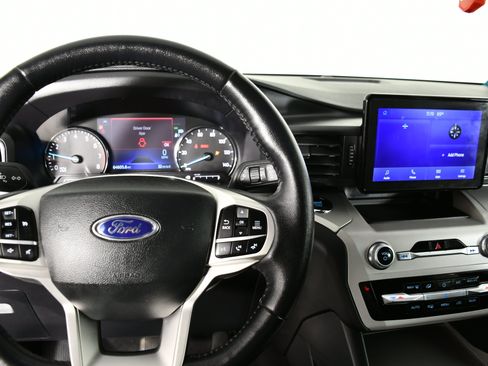 Used 2023 Ford Explorer XLT AWD/4WD image 16