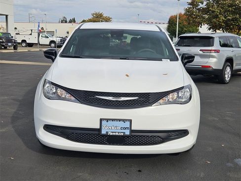 New 2026 Chrysler Voyager LX image 9