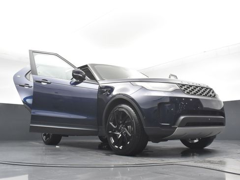 Used 2023 Land Rover Discovery S image 33