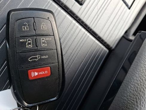 Used 2025 Toyota Sienna LE FWD image 15