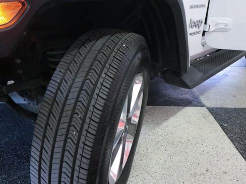 Used 2020 Jeep Wrangler Unlimited Sahara image 11