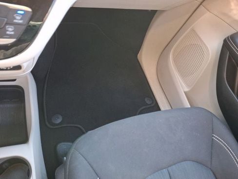 Used 2023 Chrysler Voyager LX image 29