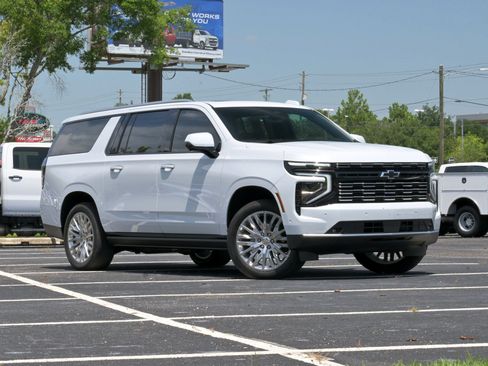 Used 2026 Chevrolet Suburban High Country AWD/4WD image 2