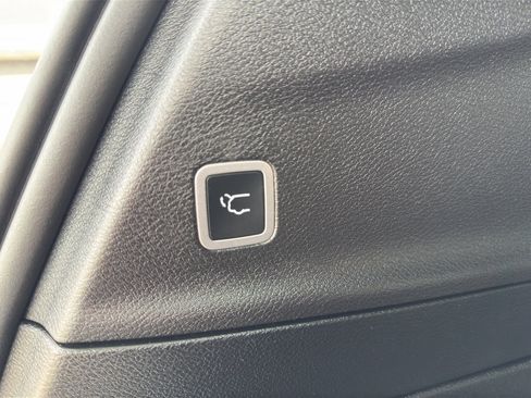 Used 2026 Chrysler Pacifica Select image 28