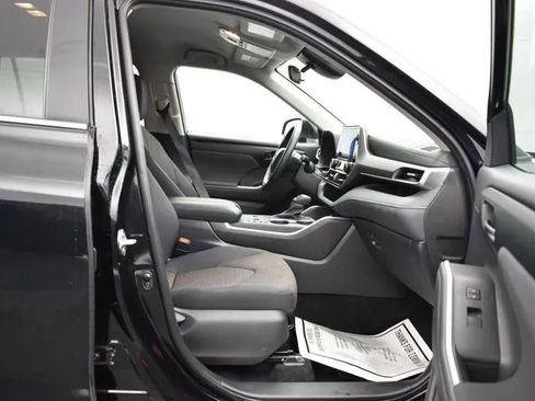 Used 2025 Toyota Highlander LE FWD image 17