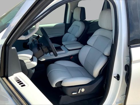 New 2026 Lincoln Navigator Reserve w/ Jet Appearance Package AWD/4WD image 9