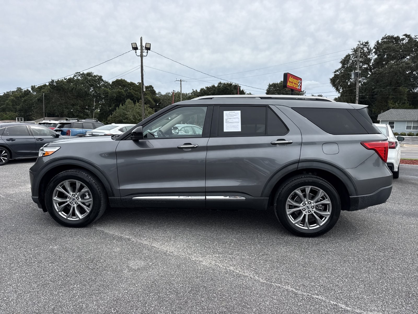 Used 2022 Ford Explorer Limited AWD/4WD image 2