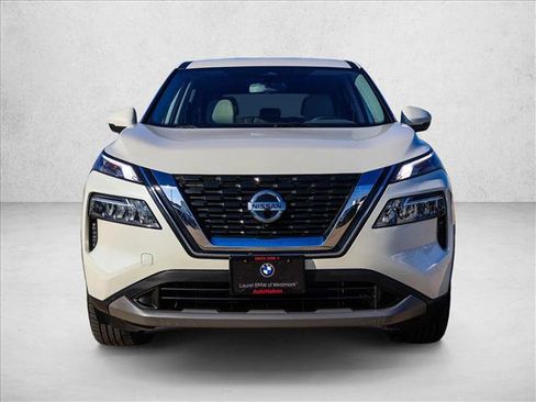 Used 2021 Nissan Rogue SV image 2