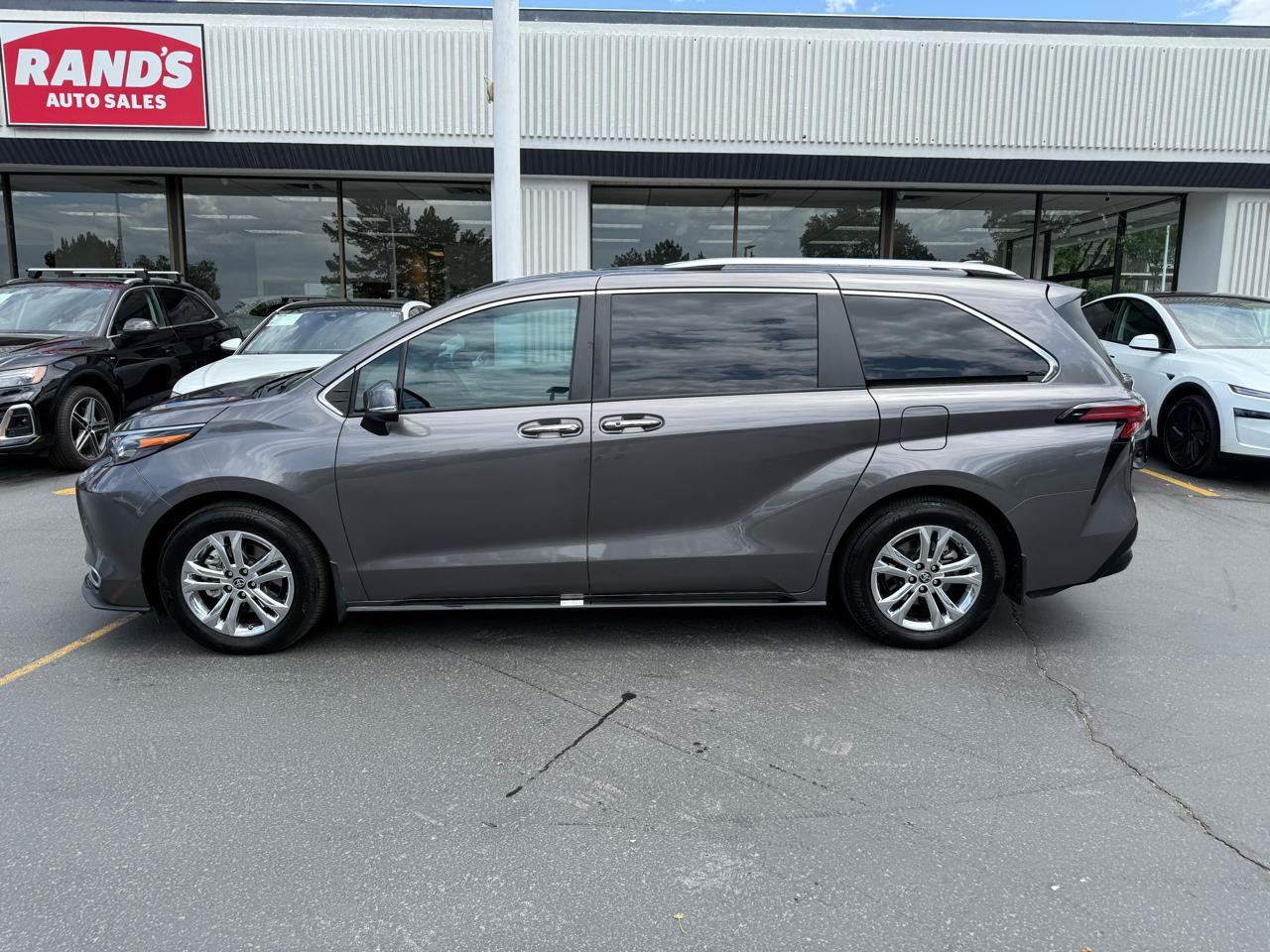 Used 2024 Toyota Sienna Platinum AWD/4WD image 16