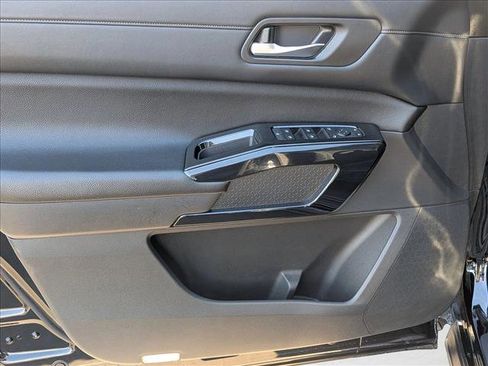 Used 2022 Nissan Pathfinder S image 11