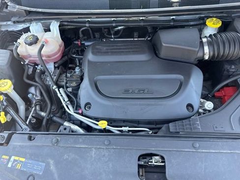 Certified 2024 Chrysler Pacifica Touring-L FWD image 37