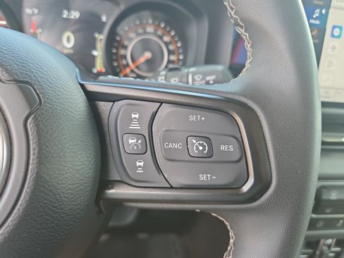Used 2025 Jeep Wrangler Unlimited Rubicon AWD/4WD image 14
