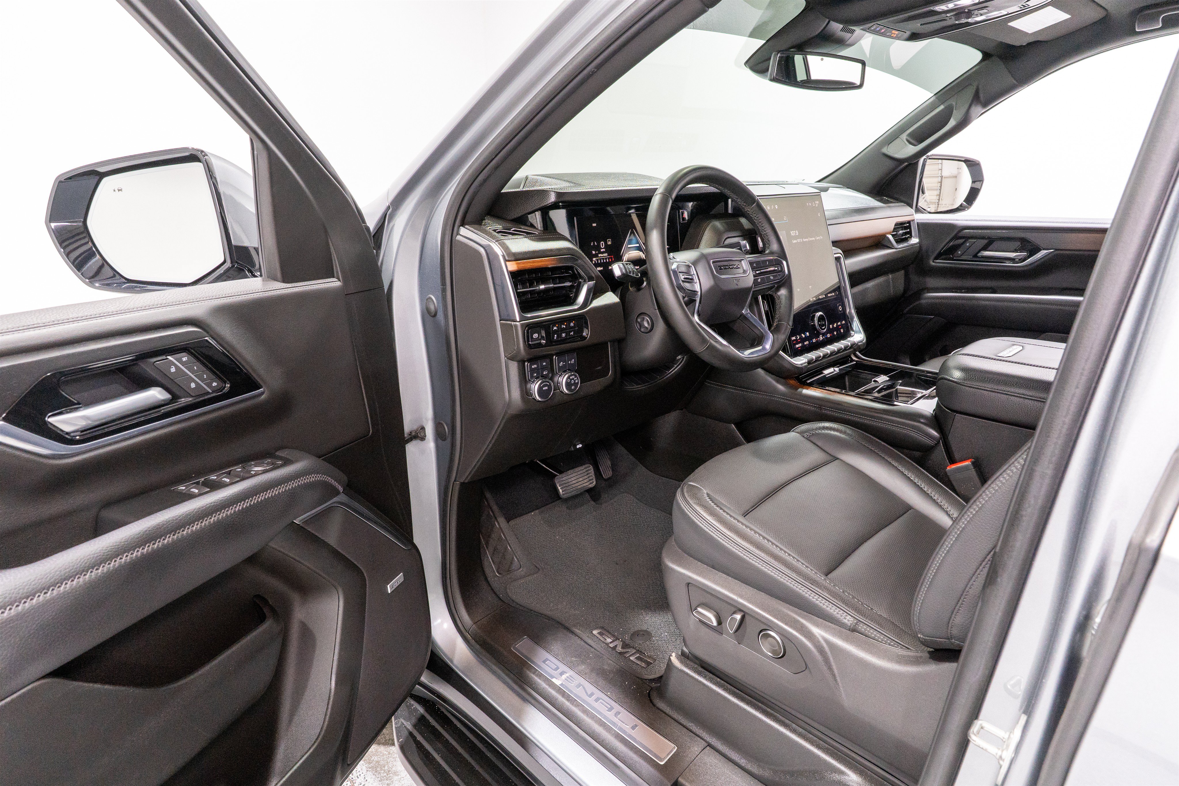 Used 2025 GMC Yukon XL Denali AWD/4WD image 11