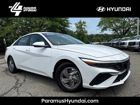 Used 2025 Hyundai Elantra SE FWD image 1