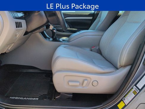 Used 2017 Toyota Highlander Plus AWD/4WD image 11