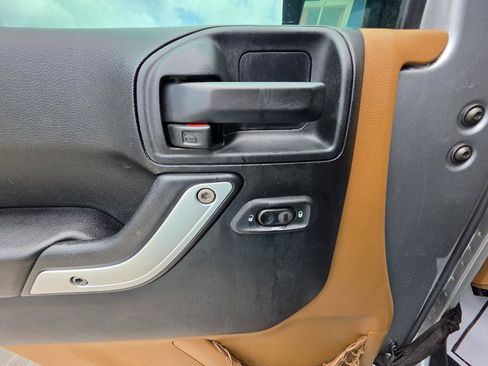 Used 2017 Jeep Wrangler Unlimited Rubicon w/ Connectivity Group AWD/4WD image 10