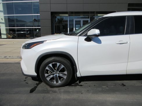 Used 2023 Toyota Highlander XLE AWD/4WD image 2