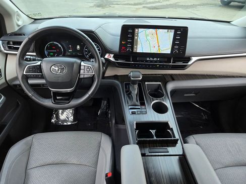 Used 2023 Toyota Sienna Limited image 15